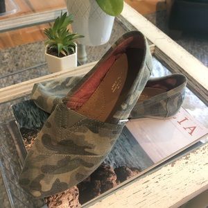 Women’s Camouflage Toms - Size 8.5
